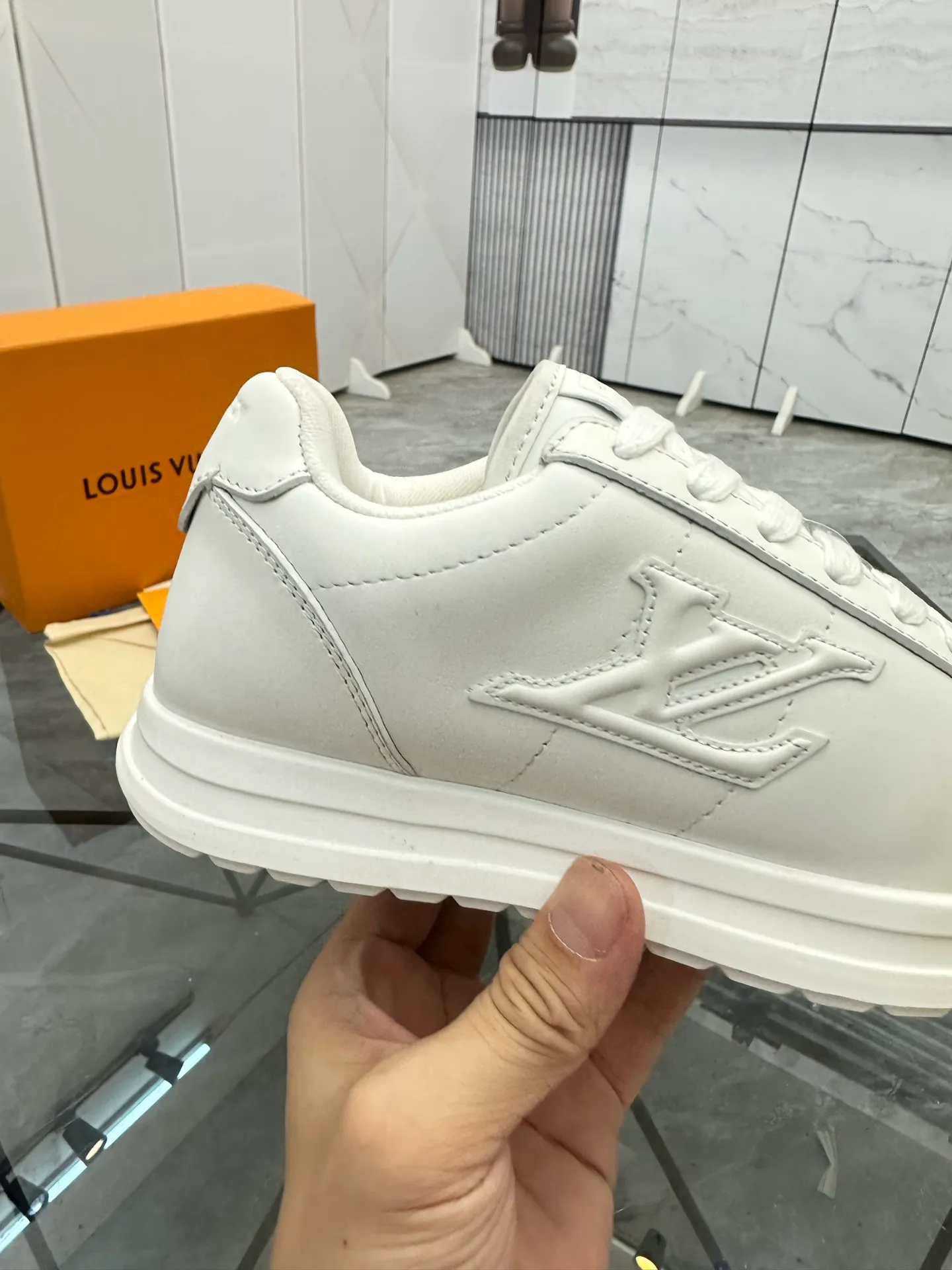 Men's shoes: 💰P700¥ Top quality Product trademark: LV* "Louis Vuitton*" low-top casual shoes Regular size: 35-45 (can be customized to 46) Couple style Product materials: Imported cowhide upper, breathable lining, original outsole. Number: two